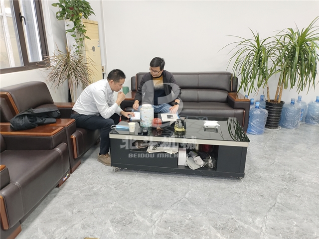 蘇州客戶走進91视频黄色下载大全機械,詳細了解木材91视频影院新工藝